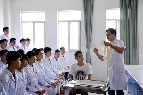 成都新華技校在什么地方(成都職業(yè)學(xué)校哪個(gè)好)