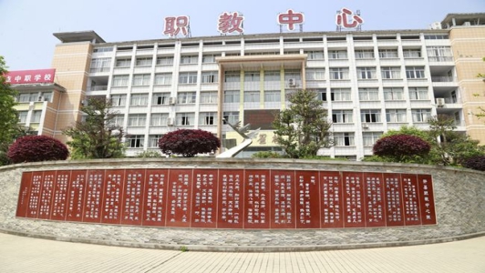 男生在四川讀電子商務(wù)學(xué)校好嗎？