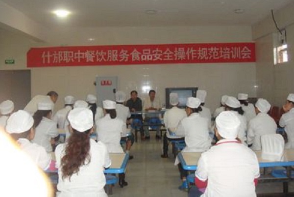 2022年成都青華職業(yè)學(xué)校的學(xué)費(fèi)和費(fèi)用是多少？