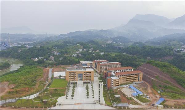 四川省渠縣巖峰職業(yè)學校如何、怎么樣