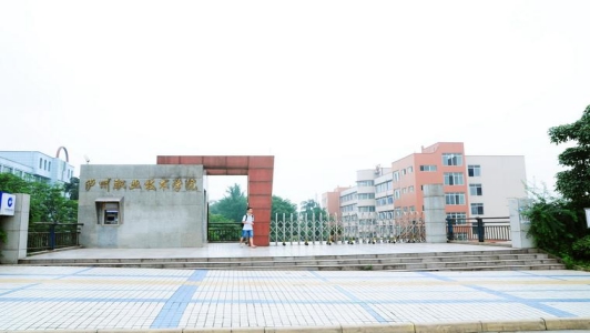 成都職業(yè)學(xué)校有哪些飛行員專業(yè)？