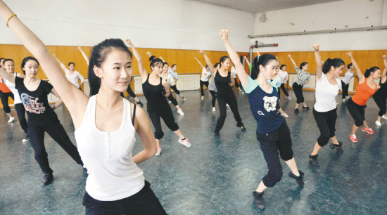 2022年四川彝文學(xué)校的學(xué)費(fèi)、收費(fèi)是多少？