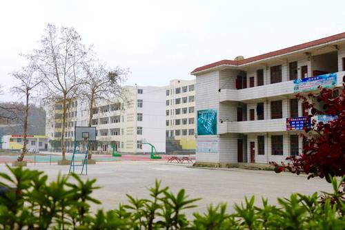 2020年四川中學(xué)生學(xué)習(xí)消防工程技術(shù)學(xué)校圖3