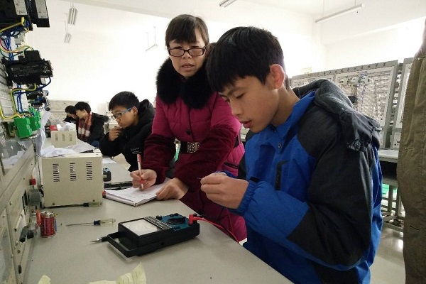 在成都讀中專一年要多少錢？