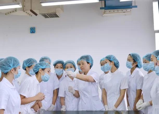 成都?？谱o理學校(成都專科護理專業(yè)排名)