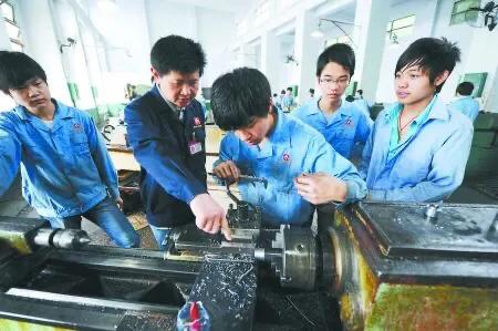 初中畢業(yè)選擇什么學校(20歲初中畢業(yè)還能上什么學校)