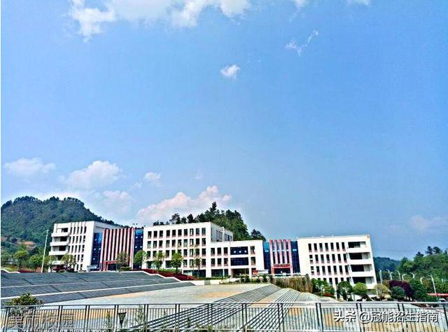 成都學美容的正規(guī)學校推薦(學化妝的正規(guī)學校成都)
