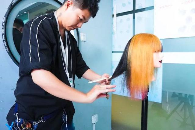 成都美容美發(fā)培訓(xùn)學(xué)校哪個好(成都錦風(fēng)美容美發(fā)培訓(xùn)學(xué)校怎么樣)