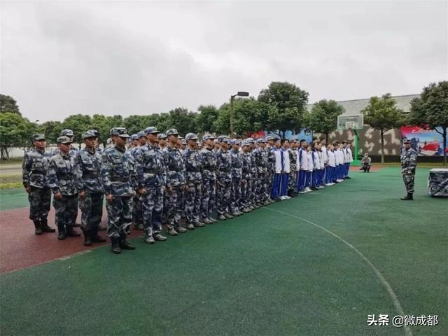 成都航空服務學校學費是多少(成都航空職業(yè)學校2021年學費多少)