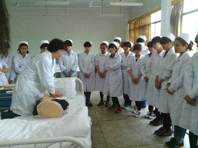 四川省成都衛(wèi)生學校學費(成都鐵路衛(wèi)生職業(yè)學校)