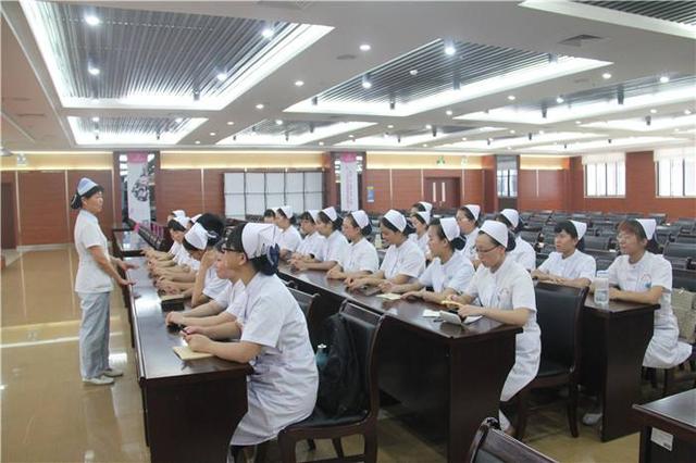 成都成醫(yī)一附院護士學(xué)校官網(wǎng)(成都最好的護士學(xué)校)